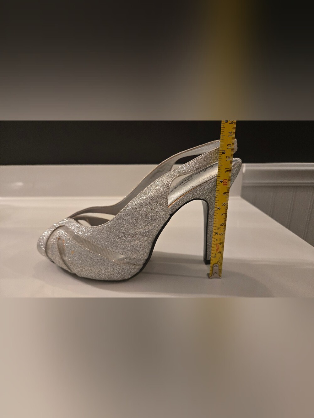 Silver Heels - Picture 7 of 8